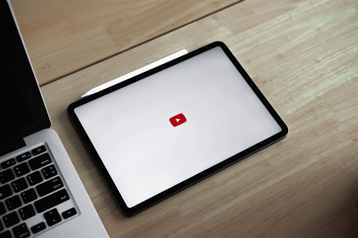 Metade dos líderes utilizam o YouTube para se manterem atualizados, revela estudo da Sólides