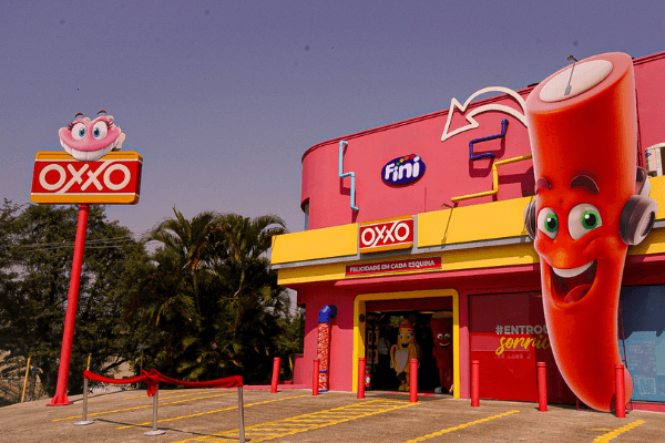 OXXO e Fini inauguram “loja emblemática” com experiência imersiva