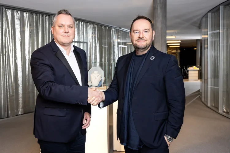 Nova colaboração entre duas gigantes globais trará fragrâncias e produtos de luxo com lançamento previsto para 2026
