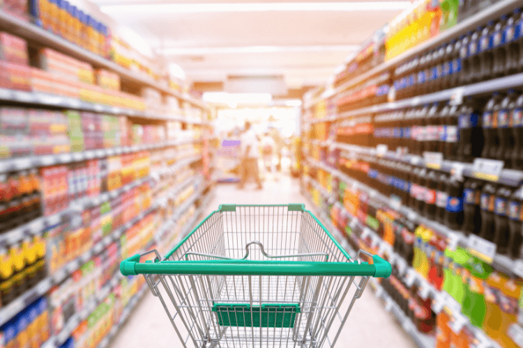 Estudo aponta que a prática impacta especialmente famílias de menor renda, com foco em itens de cesta básica e produtos de uso cotidiano