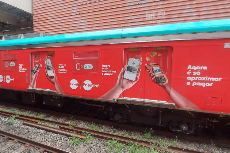 Ticket faz ativação em trem e pontos de ônibus em São Paulo