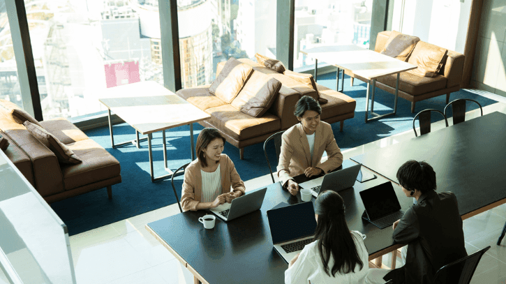 Japoneses demonstram maior satisfação com trabalho presencial do que brasileiros, aponta Korn Ferry