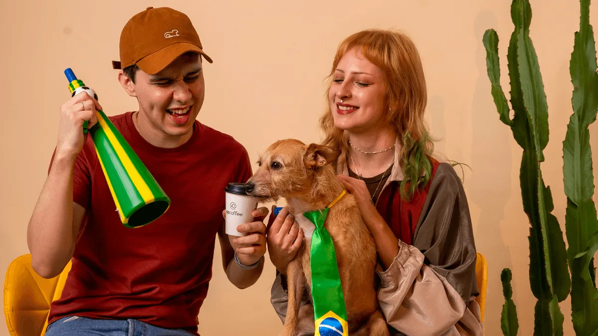 Go Coffee lança a campanha Caramelo Sempre Acompanha, conectando o sabor mais vendido da rede ao vira-lata caramelo para reforçar afeto, brasilidade e experiência de marca.