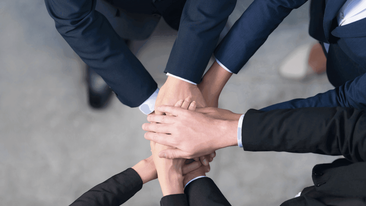 Executivos da Korn Ferry em ambiente corporativo discutindo estratégia de liderança, governança e transformação organizacional no Brasil