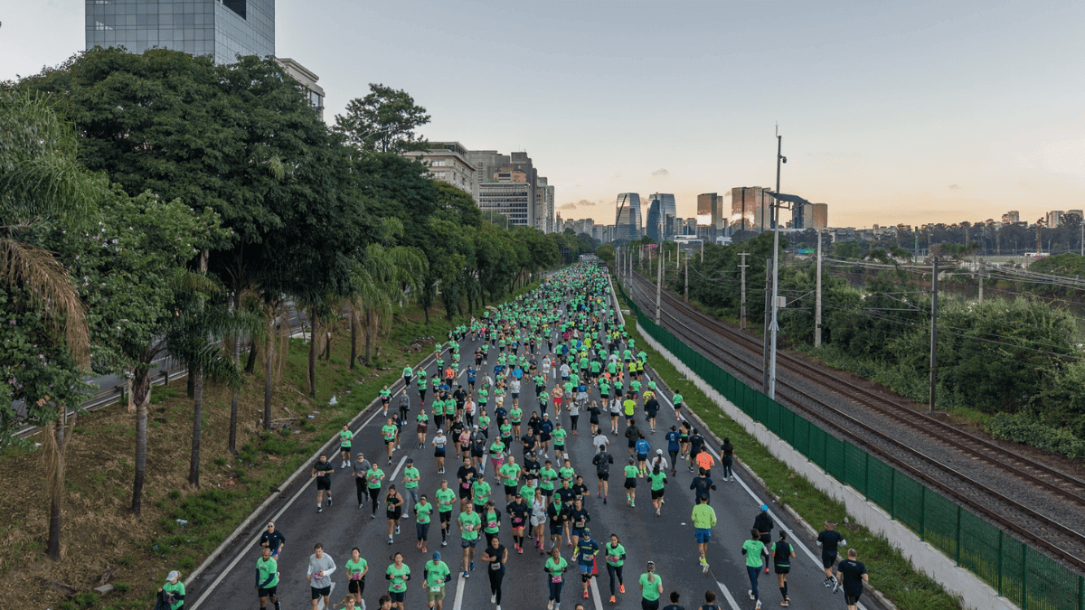 Corredores participam da Mizuno Athenas Run Stronger em São Paulo, prova que registrou crescimento histórico de 28% no número de concluintes dos 18K em 2026
