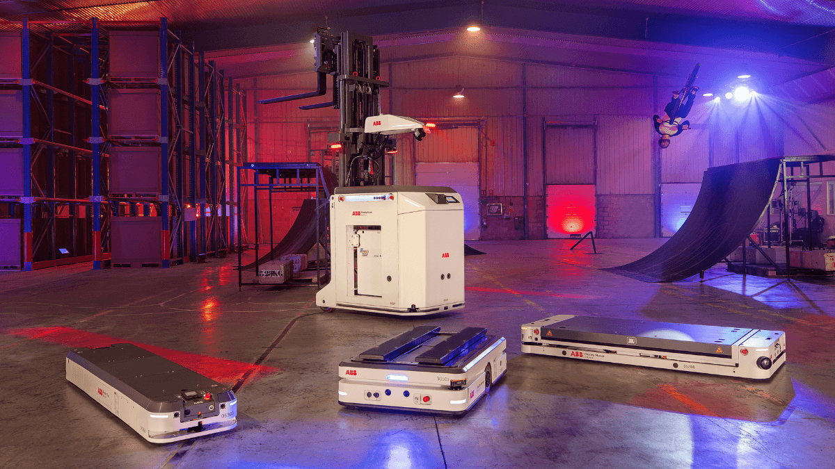 Robôs móveis autônomos Flexley Stack F712 da ABB Robotics para automação industrial com inteligência artificial