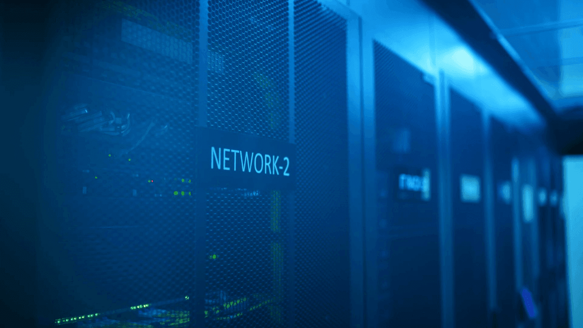 Interior de um data center com infraestrutura de servidores utilizada para operações de inteligência artificial e computação em nuvem.