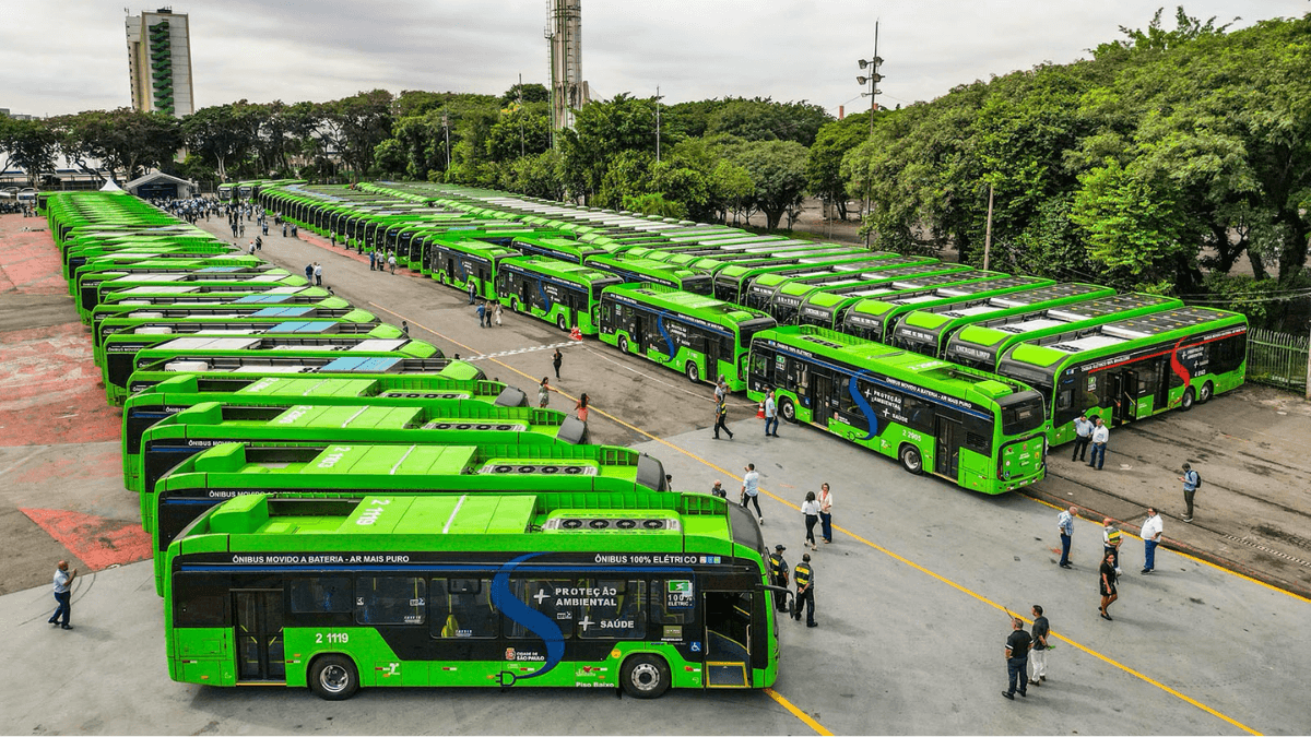 Frota de ônibus elétricos em operação no Brasil durante o primeiro semestre de 2026, destacando o avanço da eletrificação do transporte coletivo.