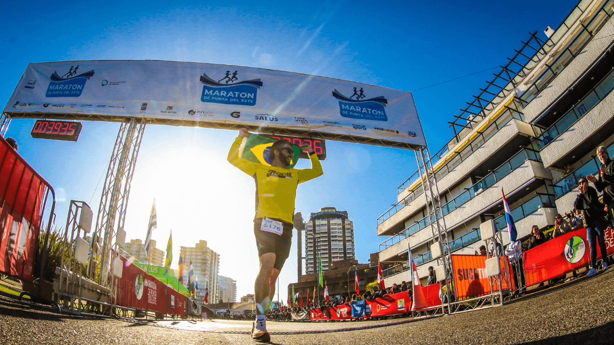 Maratona de Punta del Este reúne corredores em prova no litoral uruguaio.