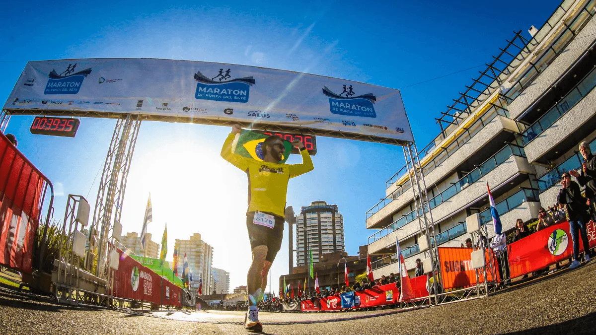 Maratona de Punta del Este reúne corredores em prova no litoral uruguaio.