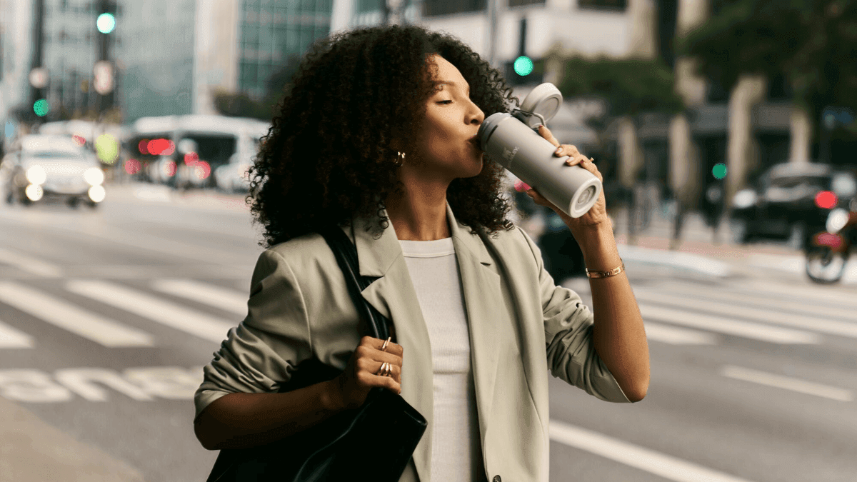 stanley-cafe-em-movimento-mulher-cafe-rua IDENTIDADES DE SUCESSO