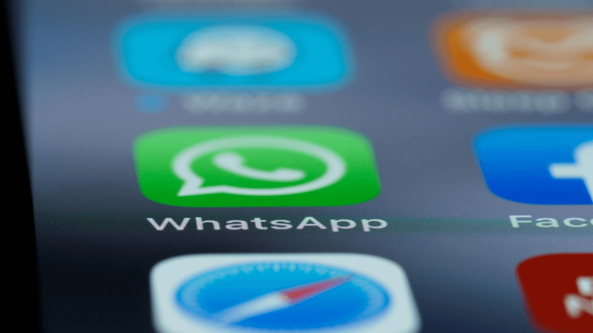 Tela de smartphone exibindo o ícone do WhatsApp em destaque