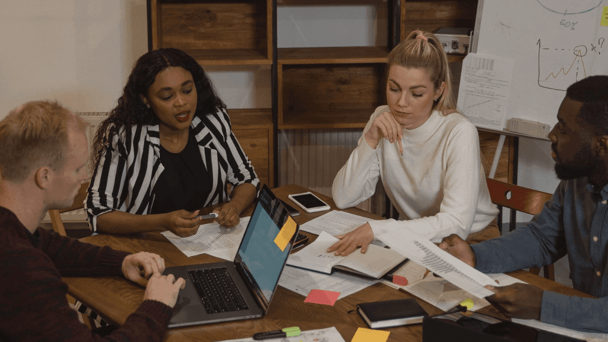 Equipe diversa trabalhando presencialmente em escritório