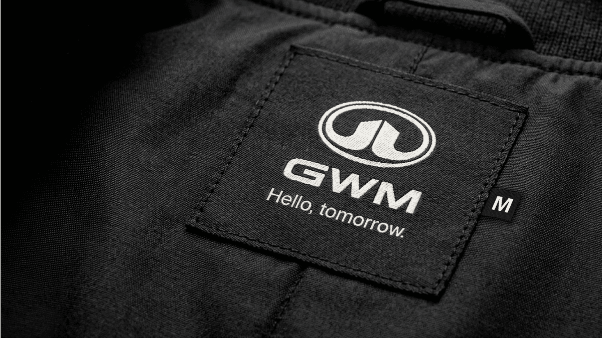 Peça de roupa da GWM Collection com etiqueta da marca GWM