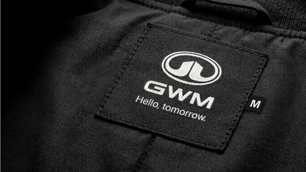 Peça de roupa da GWM Collection com etiqueta da marca GWM
