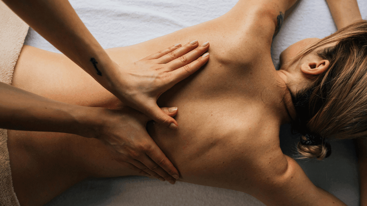 Mulher recebe massagem em sessão de bem-estar da Natura Bluma