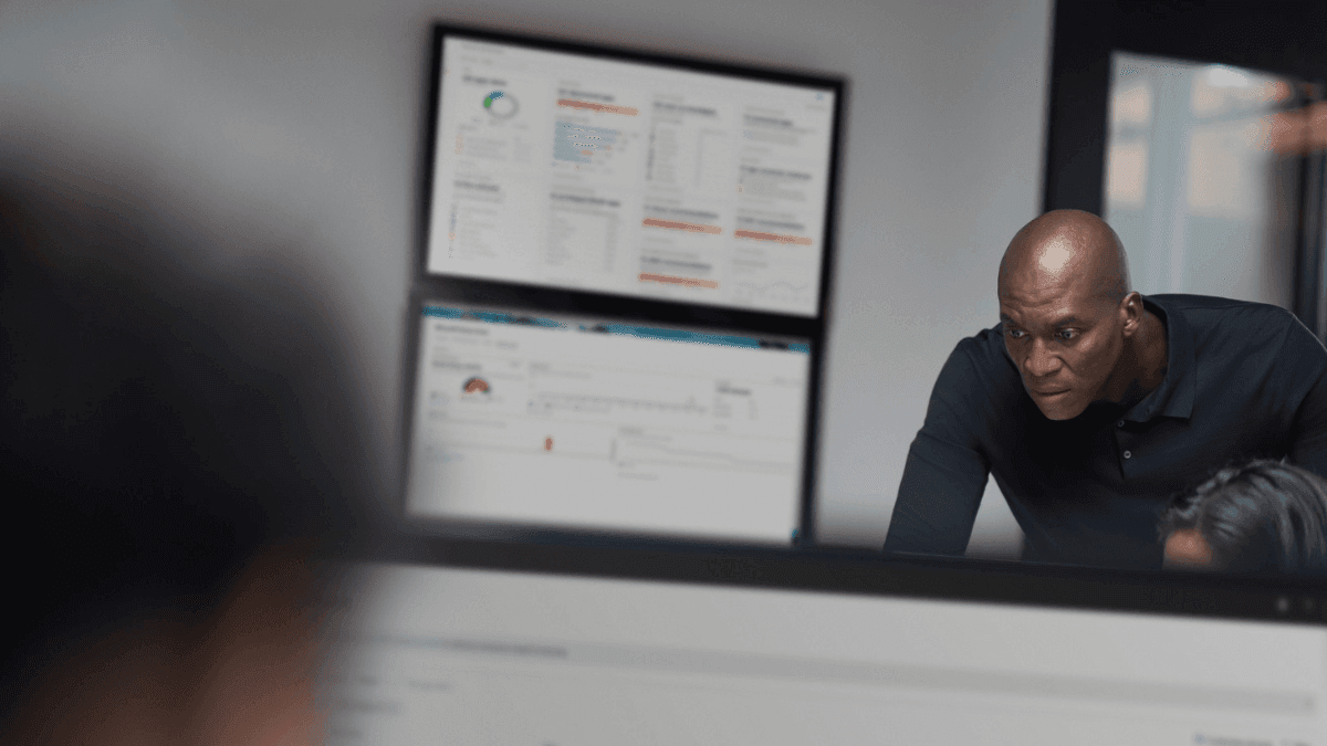 Foto conceitual do Estúdio de Soberania e Resiliência Digital da Microsoft em São Paulo, com homem usando computador