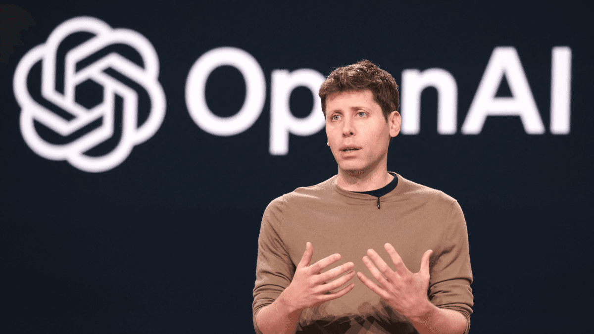 Sam Altman diante de fundo com a marca OpenAI