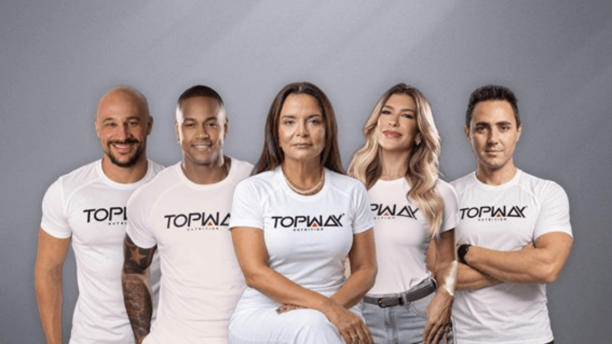 Imagem de divulgação com Andréa Vermont, Lore Improta e Léo Santana, sócios da Topway Nutrition.