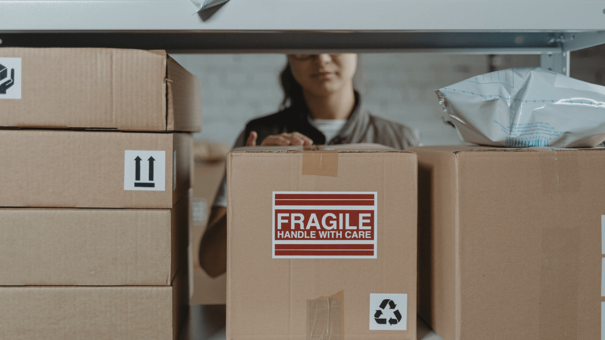 Caixas com etiquetas de material reciclado e símbolos de identificação de embalagens.