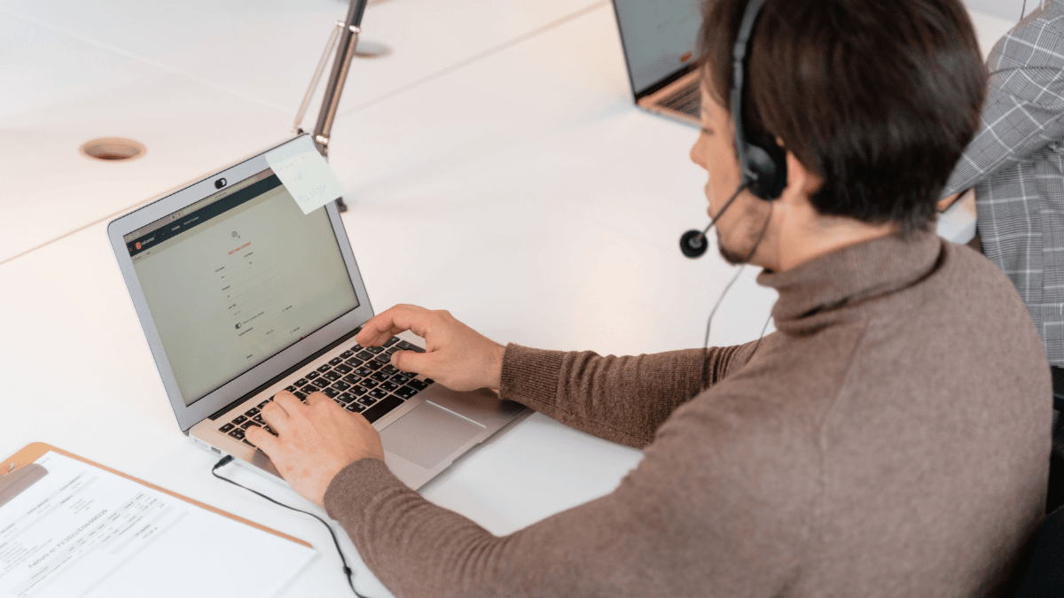 Profissional trabalhando em notebook com solução de inteligência artificial