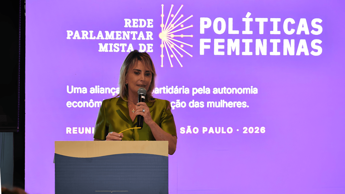 Representante discursa no palco durante o lançamento da Rede Parlamentar Mista de Políticas Femininas.