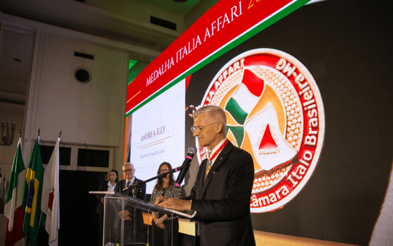 Andrea-Illy-illycaffe-Medalha-Italia-Affari-Camara-de-Comercio-Italiana-de-Minas-Gerais-relacoes-Brasil-Italia-rngczs1oxgmbh96o3q73wtr9fjex4u5n5ixeihhx8o Home V3