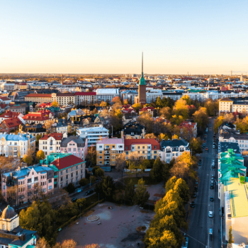 Familia-caminha-em-rua-da-Finlandia-enquanto-politicas-de-flexibilidade-no-trabalho-e-igualdade-parental-fortalecem-equilibrio-entre-carreira-filhos-e-qualidade-de-vida-no-pais-nordico-rnqsdnkkxnl91yu0pafqwm01rlmxu8rv4dv910rmzw IDENTIDADES DE SUCESSO