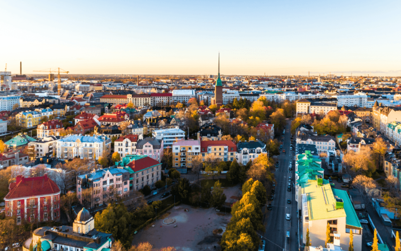 Familia-caminha-em-rua-da-Finlandia-enquanto-politicas-de-flexibilidade-no-trabalho-e-igualdade-parental-fortalecem-equilibrio-entre-carreira-filhos-e-qualidade-de-vida-no-pais-nordico-rnqsdnkqf03hx7iyk6amtnana38nzhb1t010mgc808 Home V3