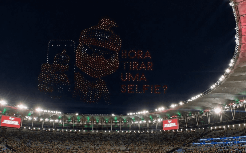 Show-com-1.200-drones-promovido-pelo-iFood-ilumina-o-ceu-do-Maracana-durante-acao-A-Selfie-iFood-e-do-Brasil-em-jogo-de-despedida-da-Selecao-Brasileira-robfj9za8hsev4eb72plyyoy6s1hukbzr4xfaah66g Home V3