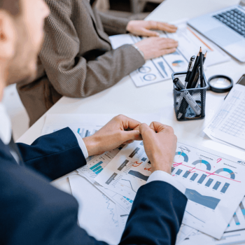 profissionais-financas-analisando-graficos-reuniao-rq7rshkn0dusfzzfcpvzbsnes82j5hffjex9xggbak IDENTIDADES DE SUCESSO